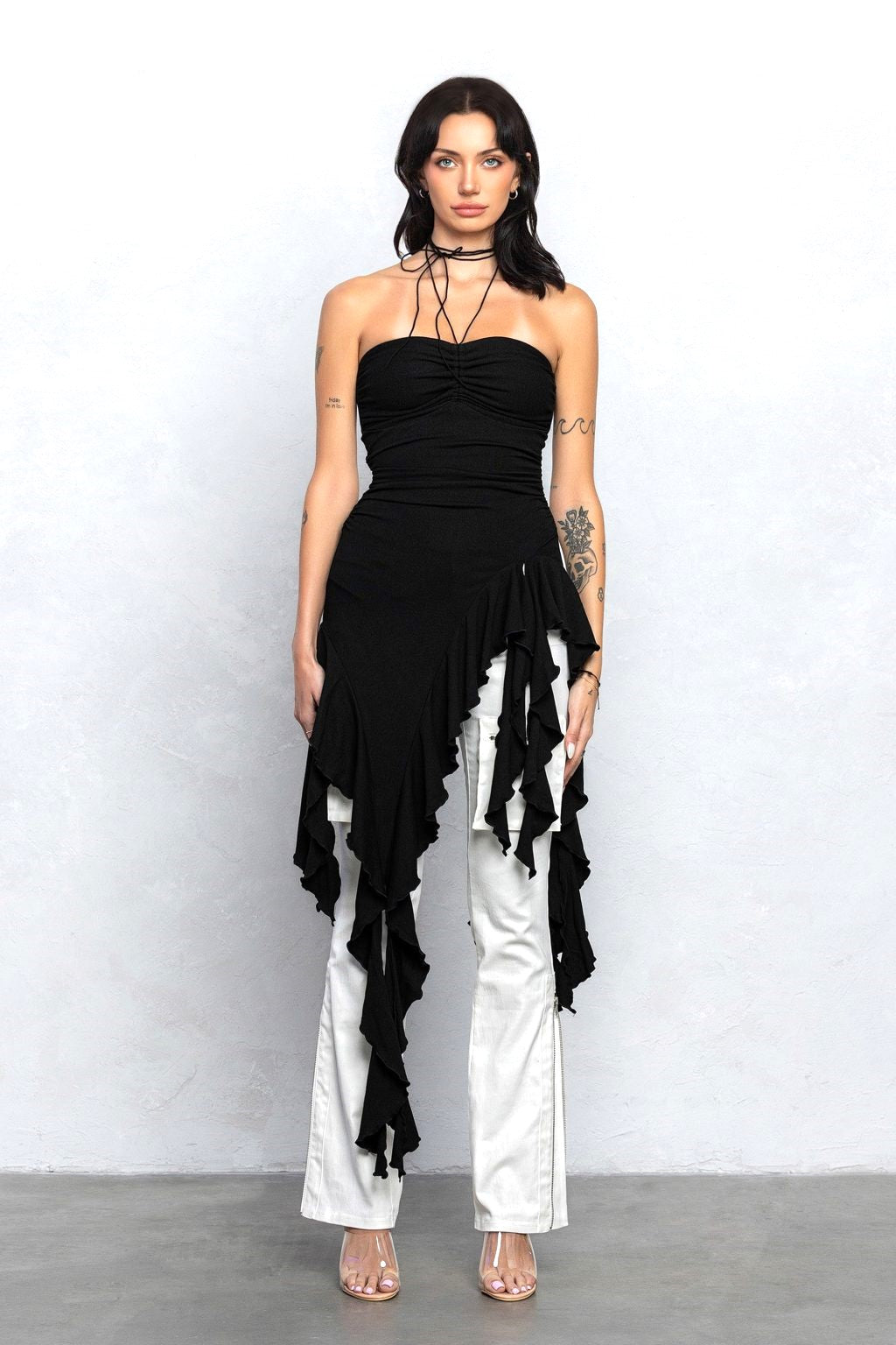 Vestido sin tirantes con volantes